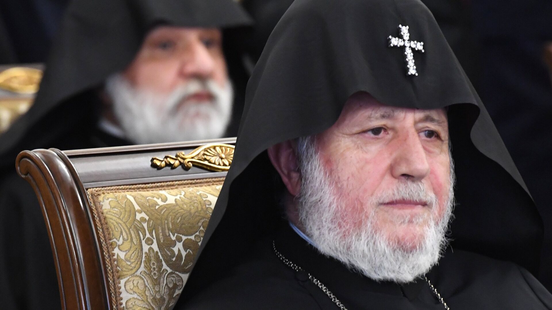 Католикос всех армян поздравил Карапетяна с юбилеем